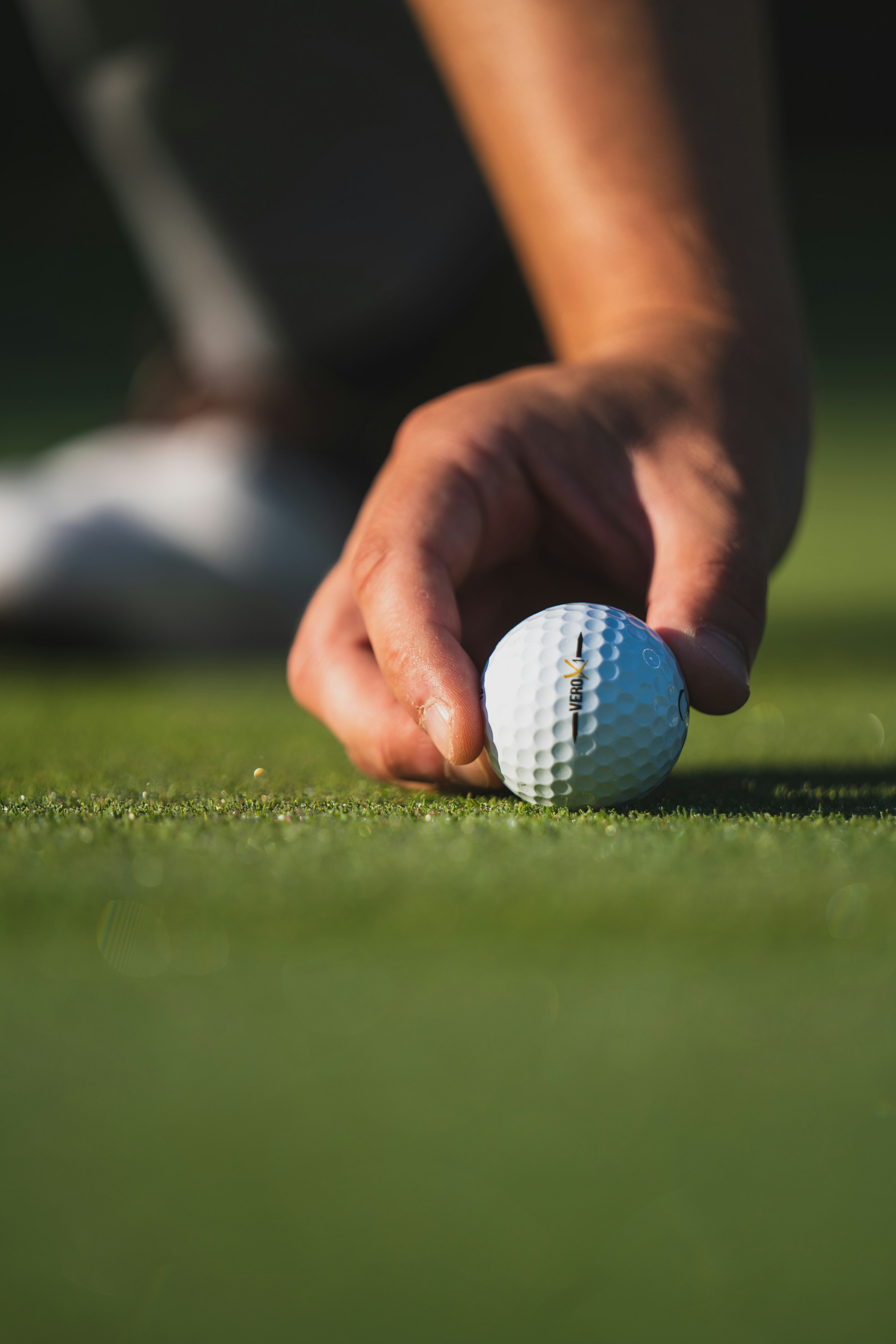En golfball plasseres på gresset